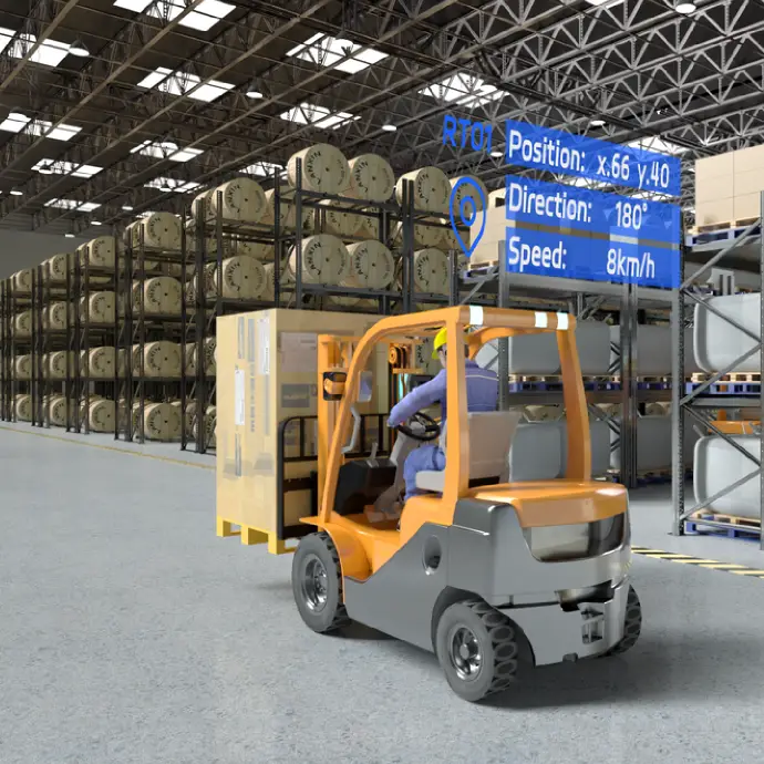叉车在仓库中运输货物